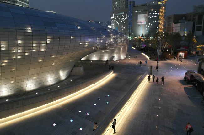 Dongdaemun's busy night shopping