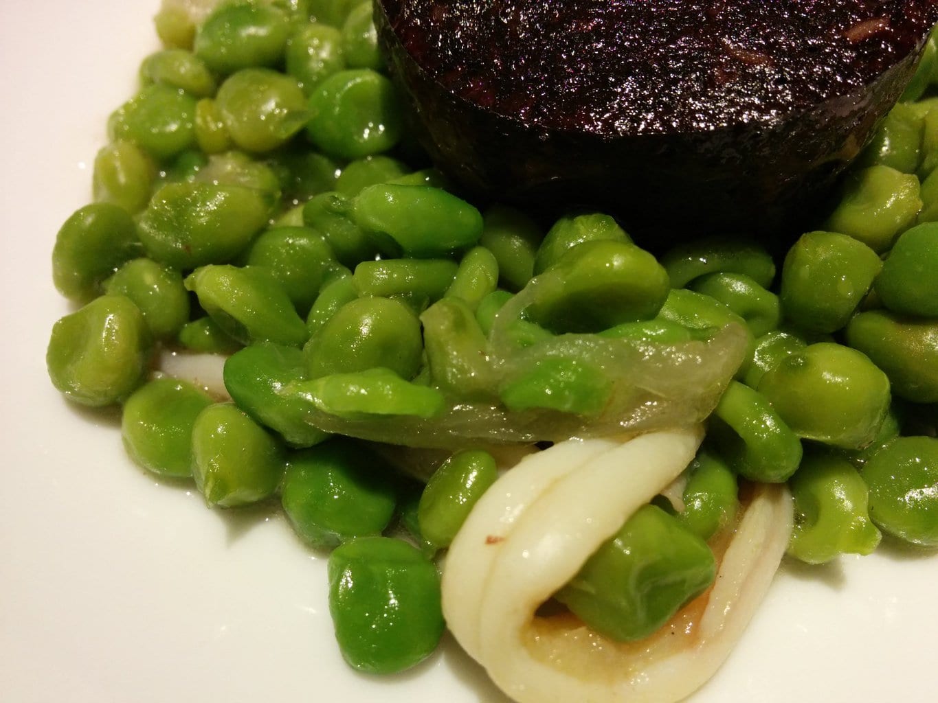 Green peas and blood sausage