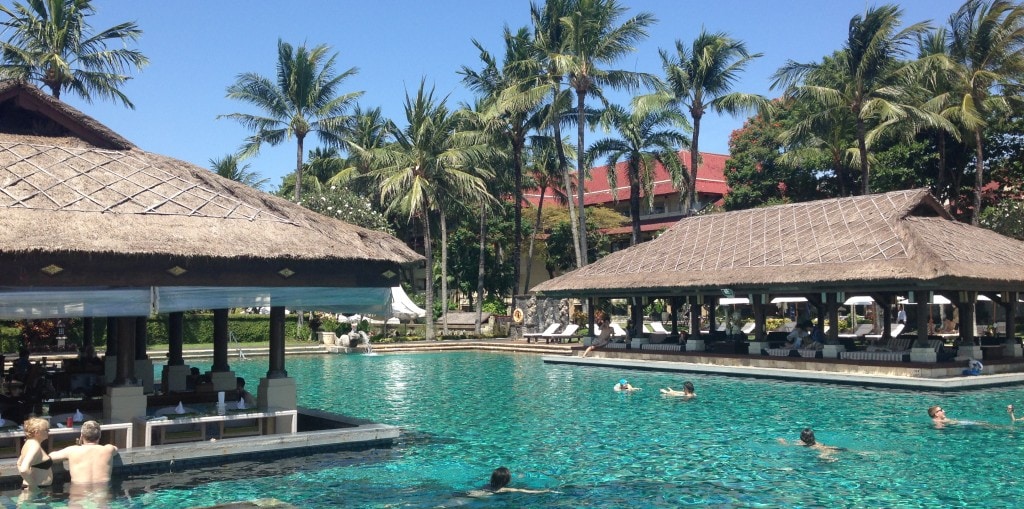 Main pool swim up bar