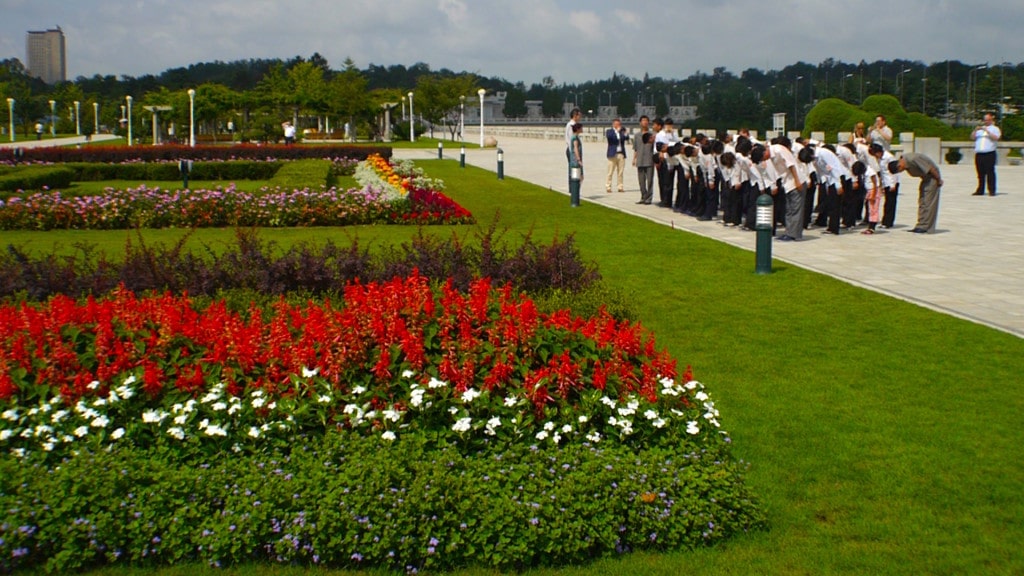 North Koreans bowing at Kumsusan