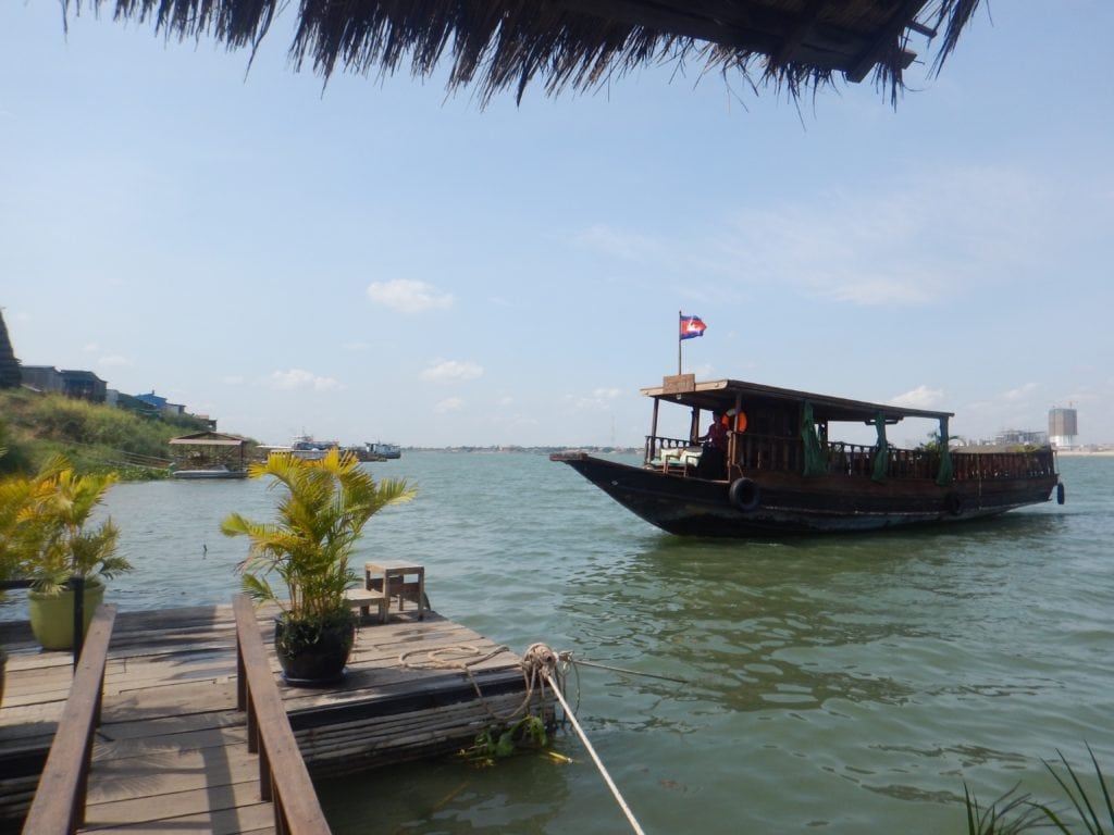 Le Tonle boat coming to retrieve us at 