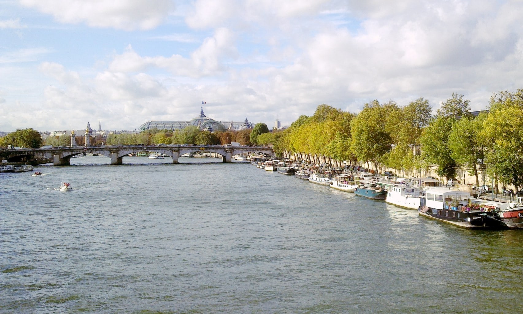 Seine private cruise with a picnic in Paris