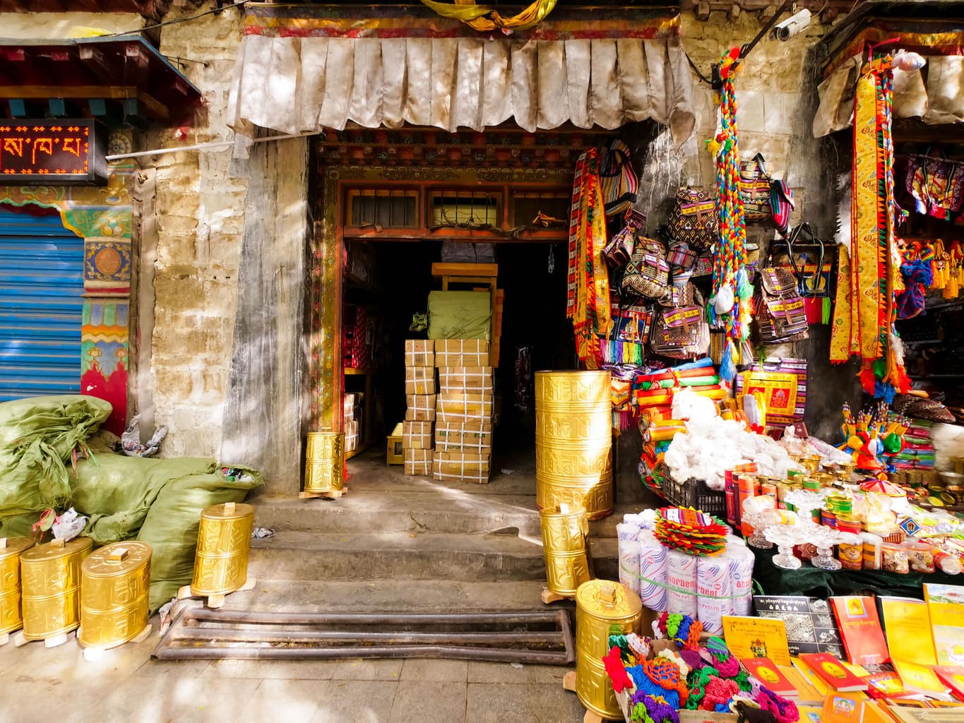 9 days in Tibet Shops in Xigatse