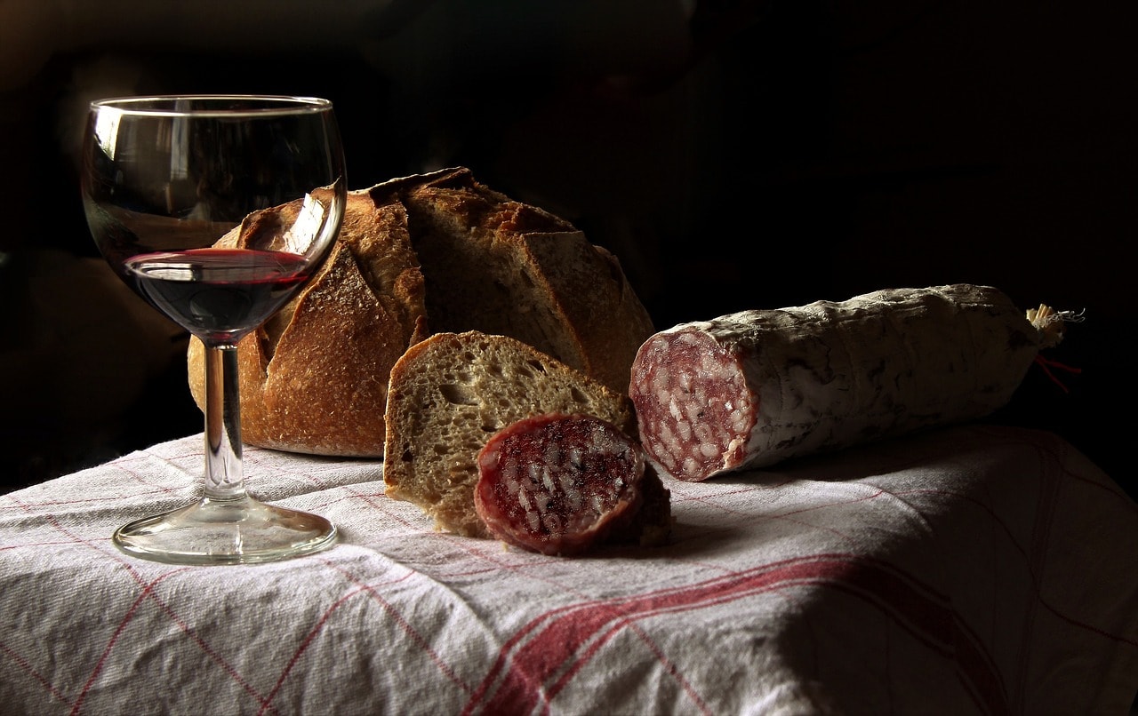 Cured sausage, bread and Italian red wine