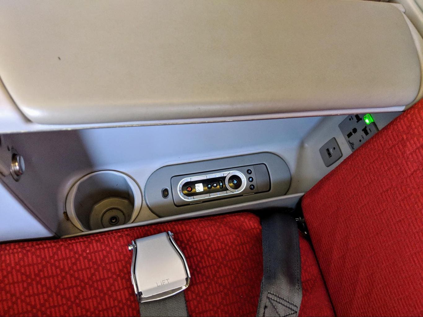 USB and regular sockets on Ethiopian Airlines Business Class Boeing 777-300