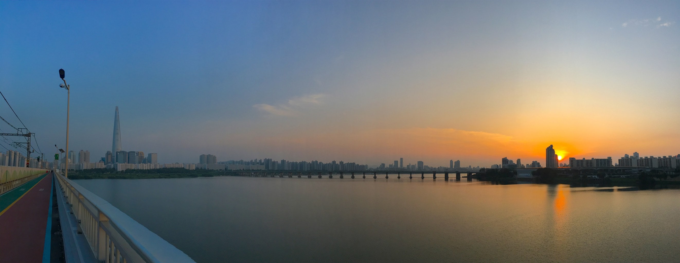 Crossing the Han River by foot into Gangnam