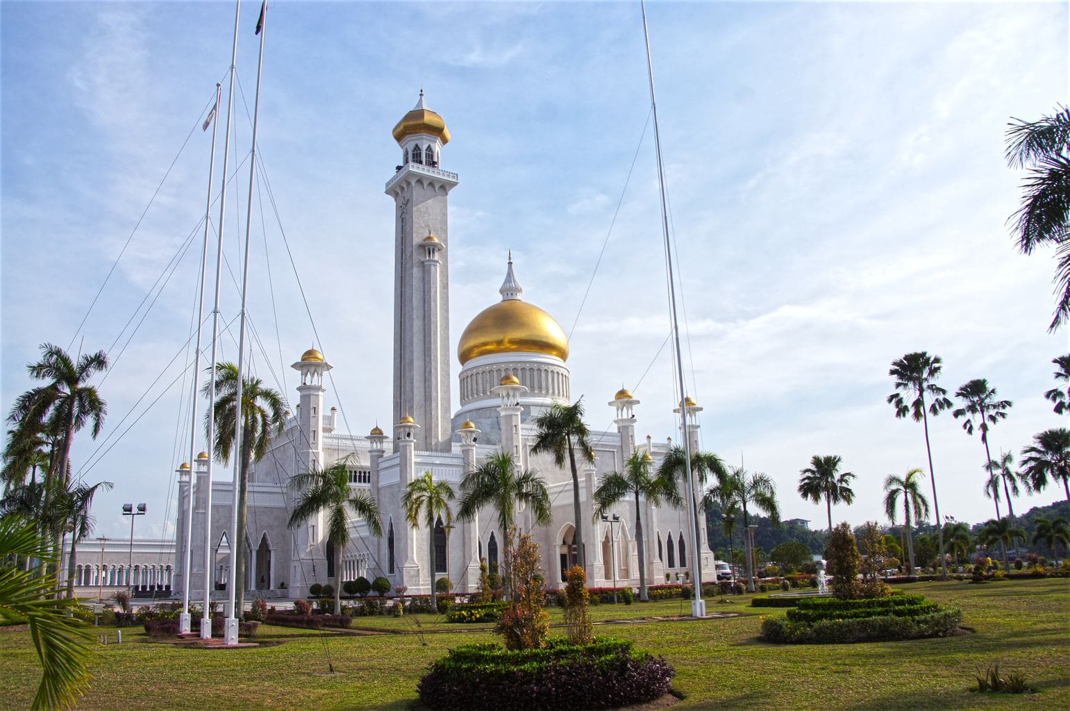 Masjid Omar Ali Saifuddien exterior garden