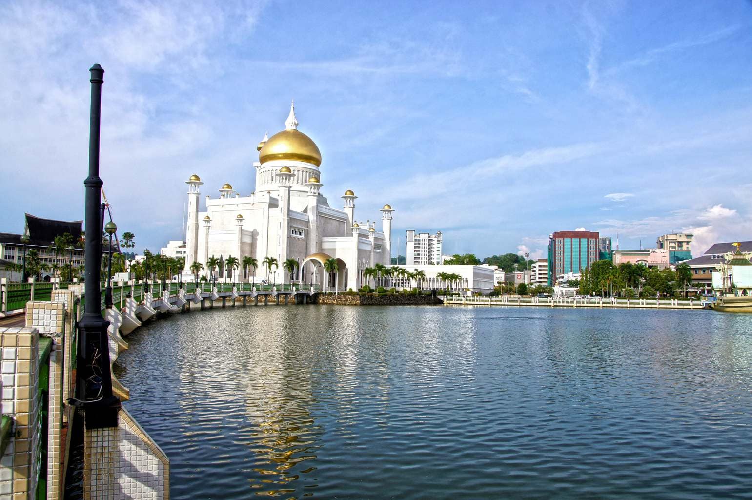 Masjid Omar Ali Saifuddien over water