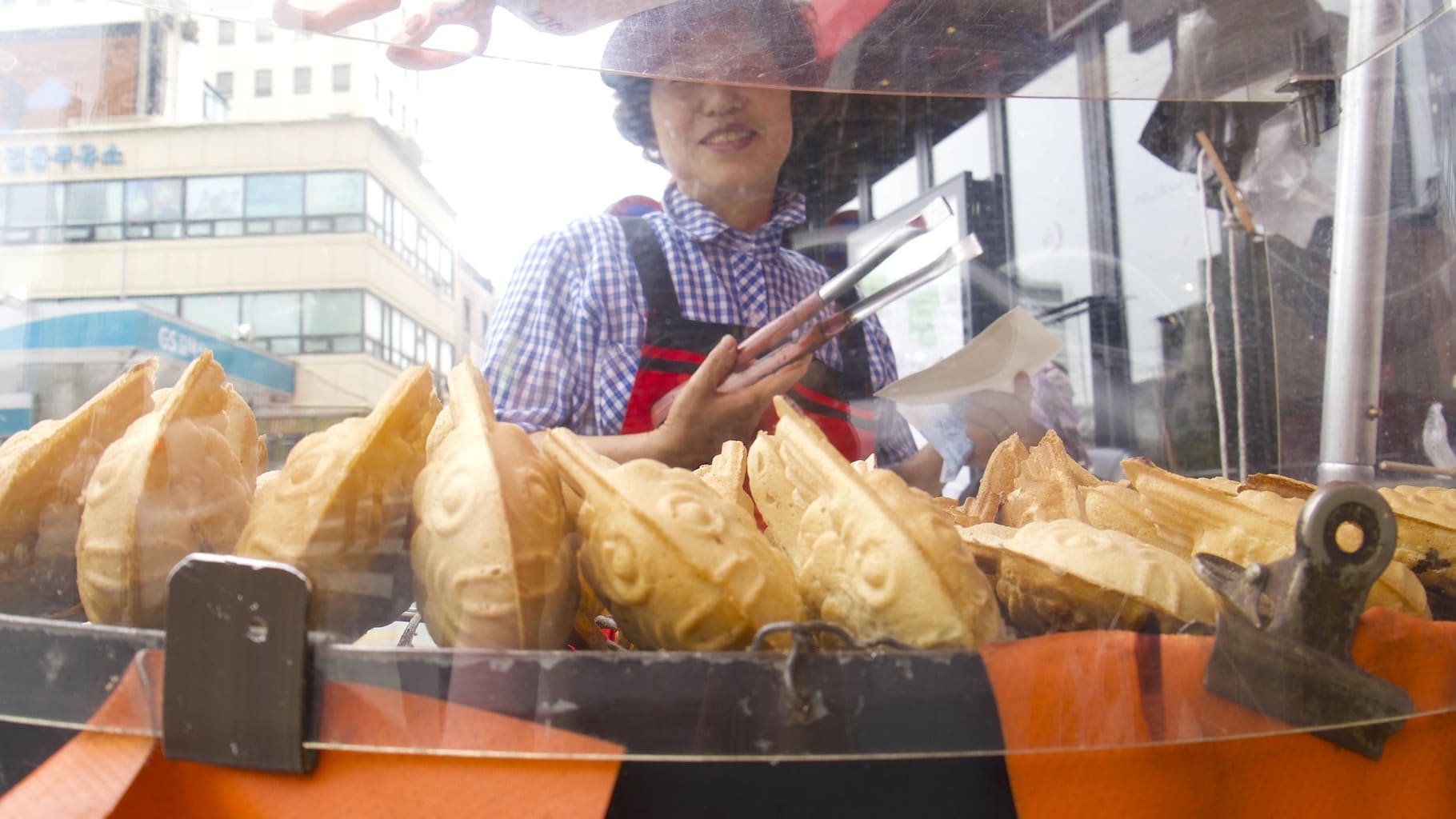 Street food in Korea, these fish have red bean inside