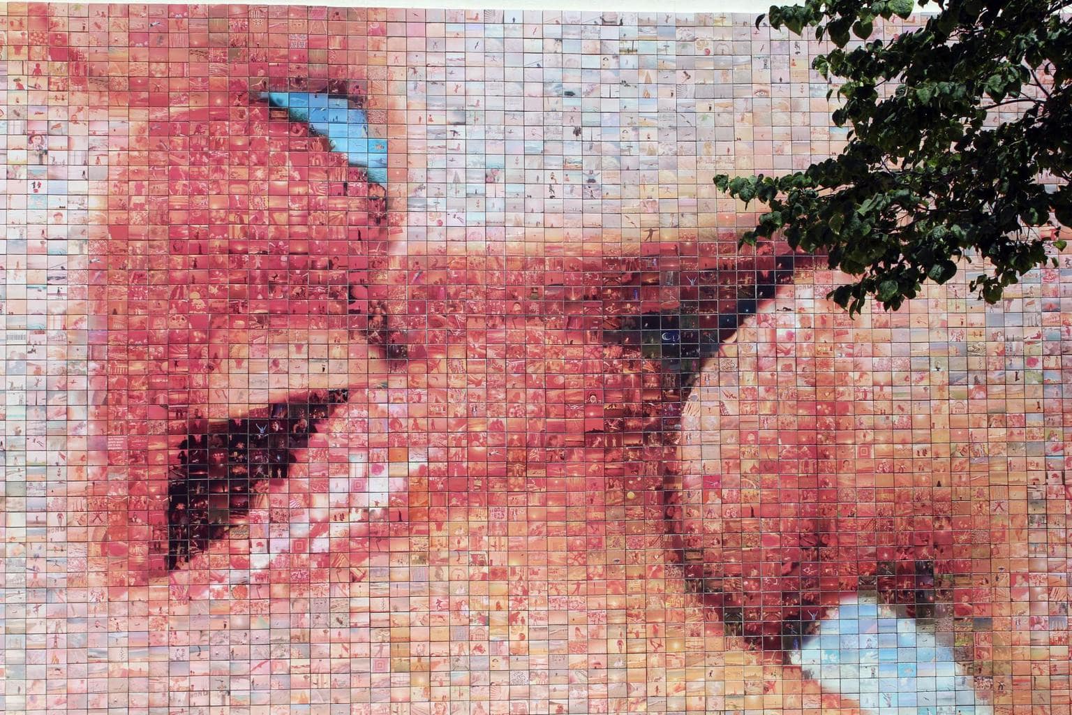 The kiss mural in Barcelona