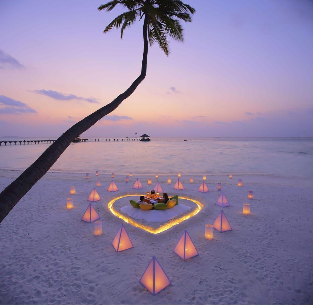 Cena de destino en la playa para dos - Cortesía de Gili Lankanfushi