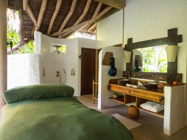 Bathroom in the villas at Soneva Fushi 01