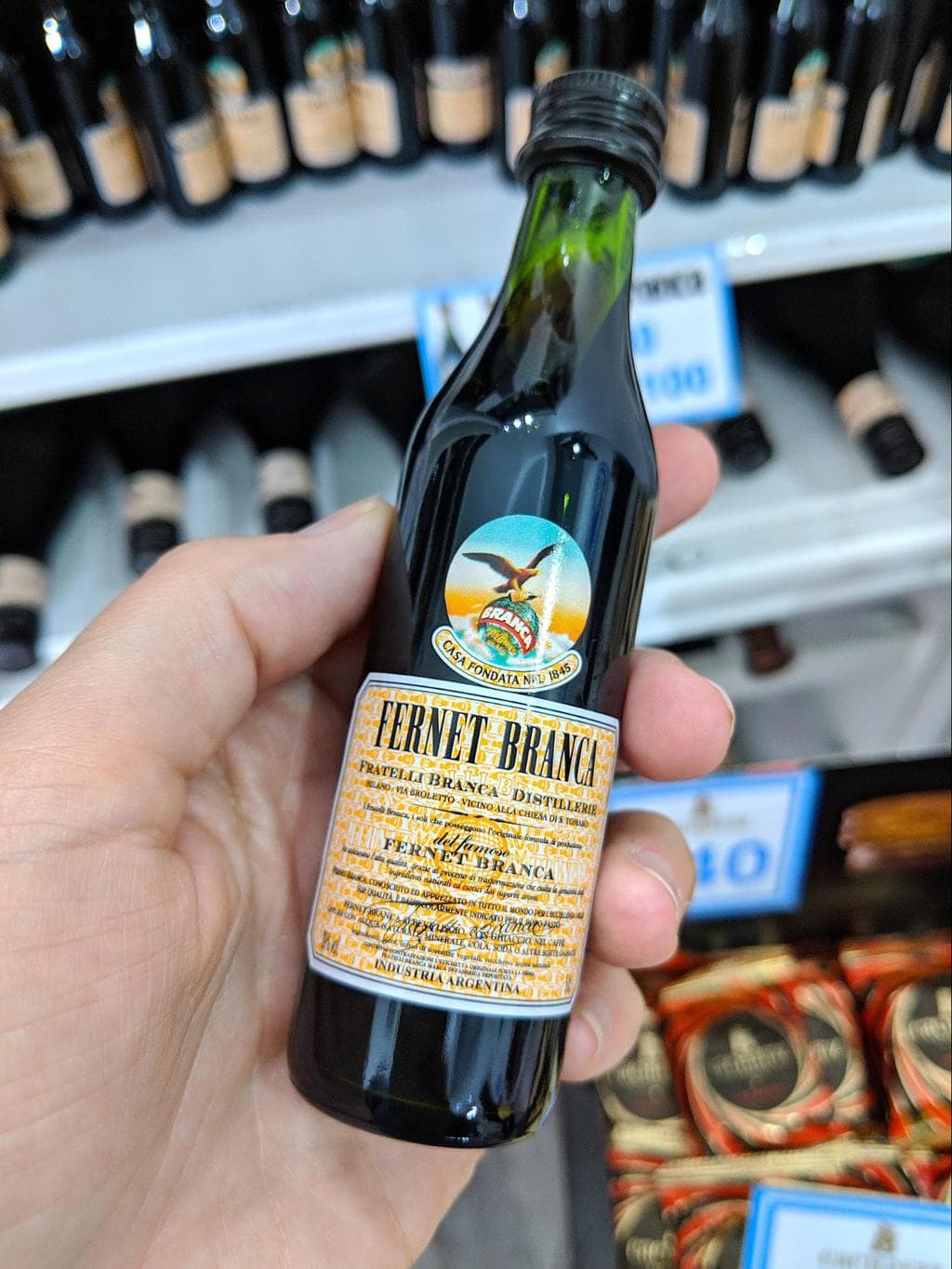 Uma pequena garrafa de Fernet Branca