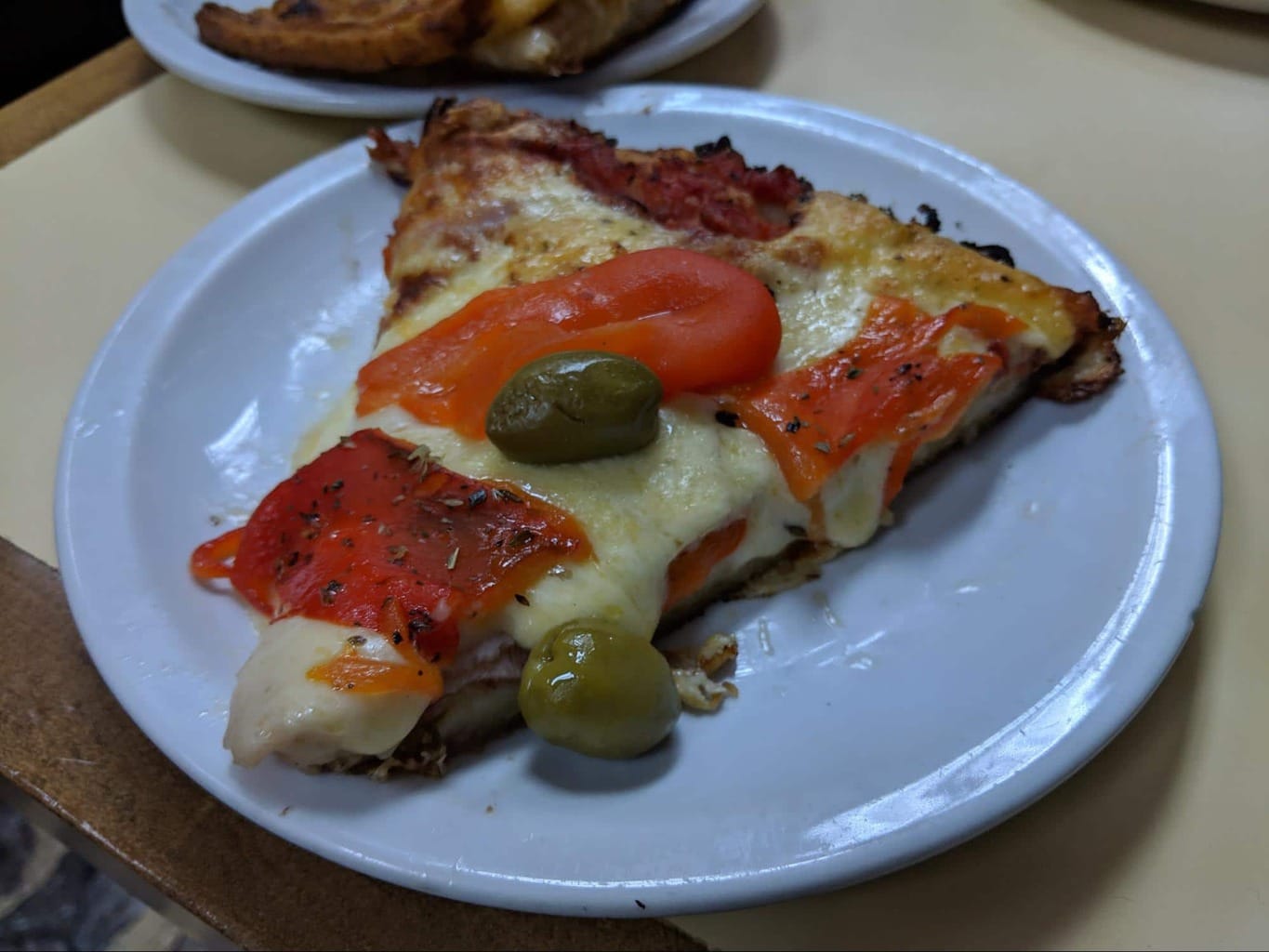 Pizza argentina muzarella con peperoni