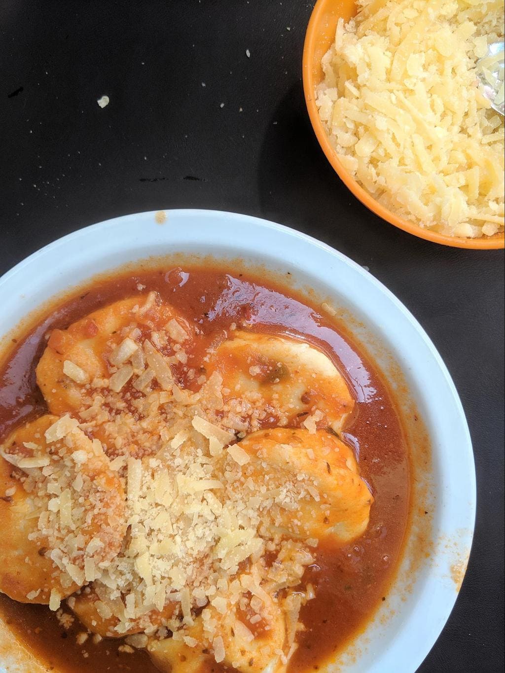 Queijo Sorrentinos com molho de tomate e queijo