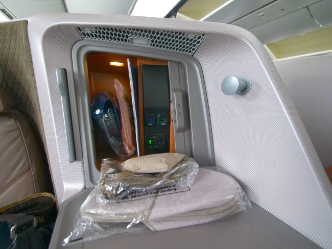Storage on the Singapore Airlines Boeing 787-10 Business Class