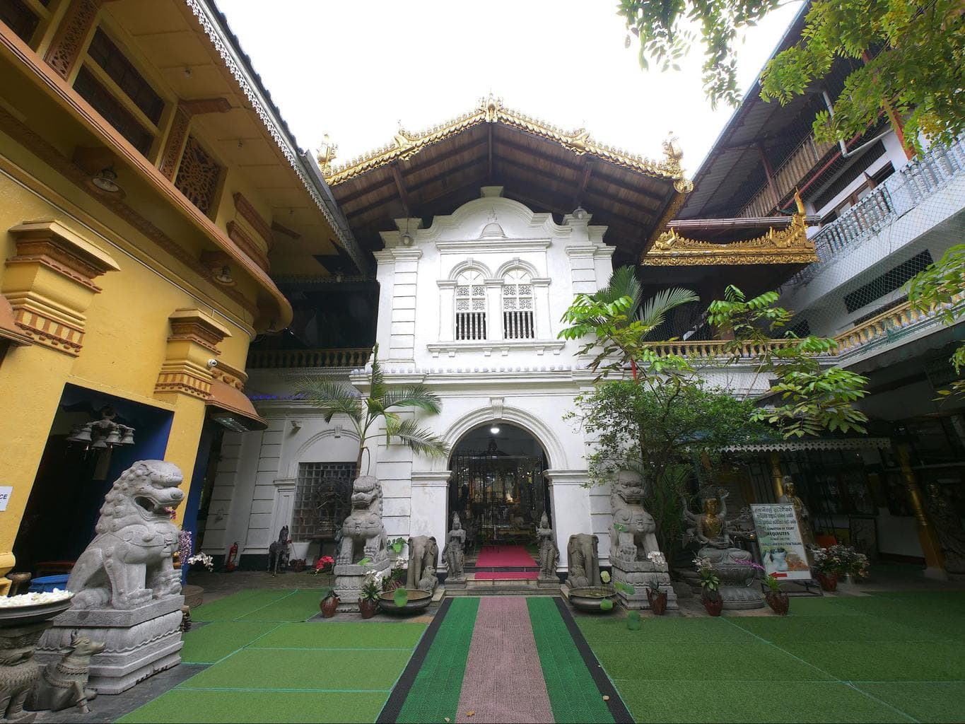 Entrance to Gangaramaya Temple