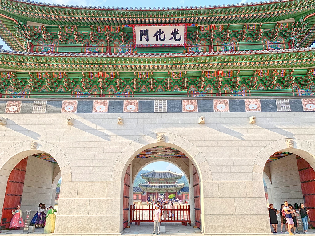 Gwanghwamun up close