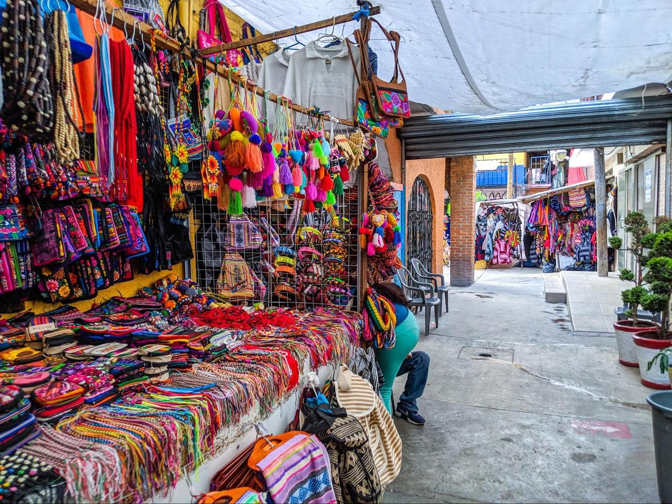 Meksiko - Page 8 Inside-the-Mercado-de-la-Ciudadela-in-Mexico-City