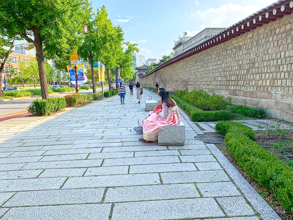 The wall along Gyeongbokgung