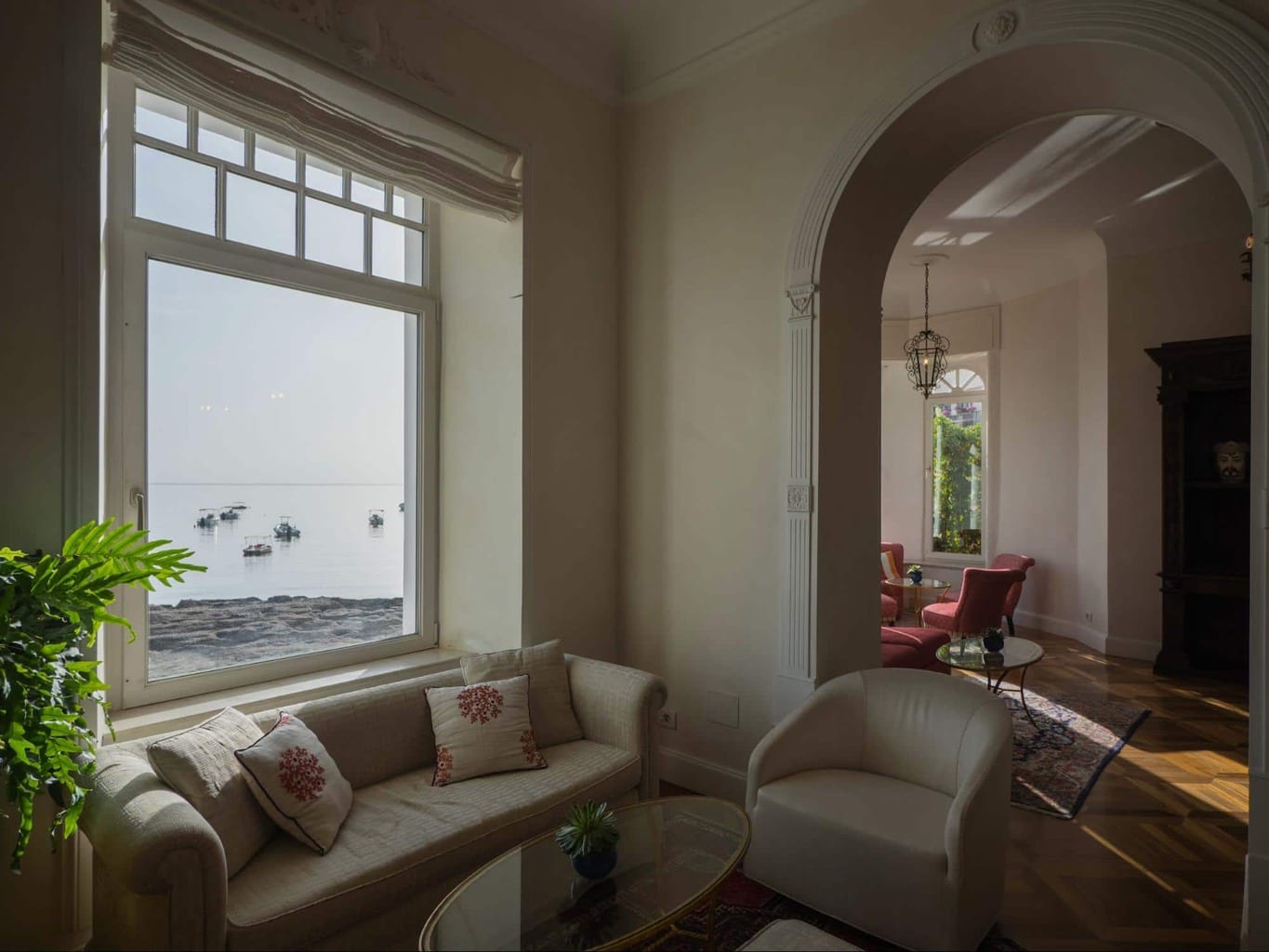 Indoor living room and bar at Belmond Villa Sant’Andrea 02