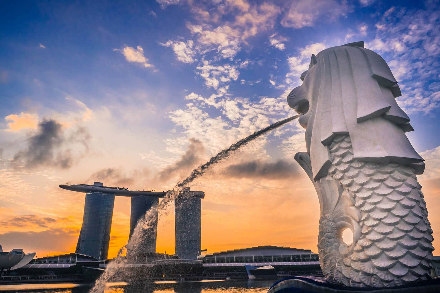 Free walking tours in Singapore Merlion View of Marina Bay Sands