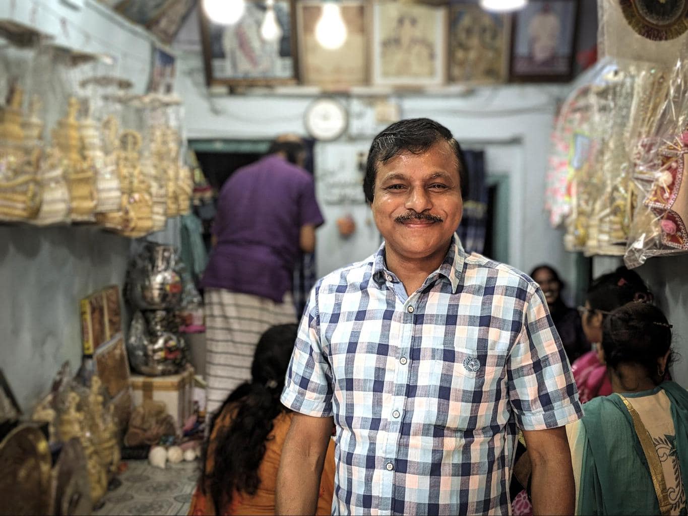 One of the few remaining Shankha artisans