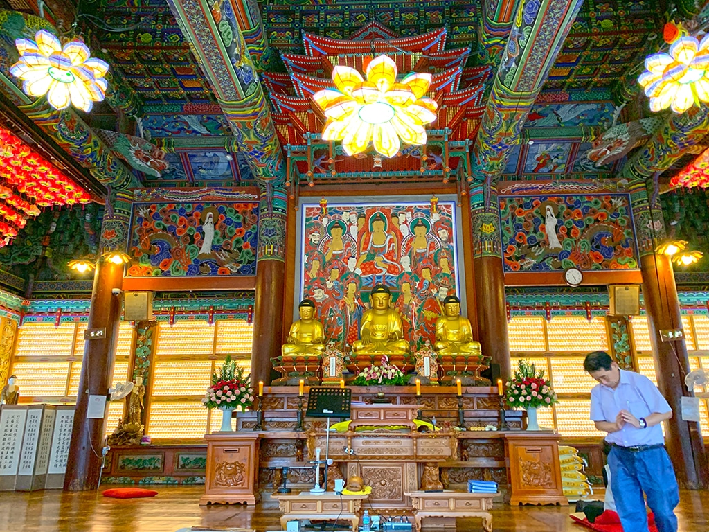 Bongeunsa inside the main temple