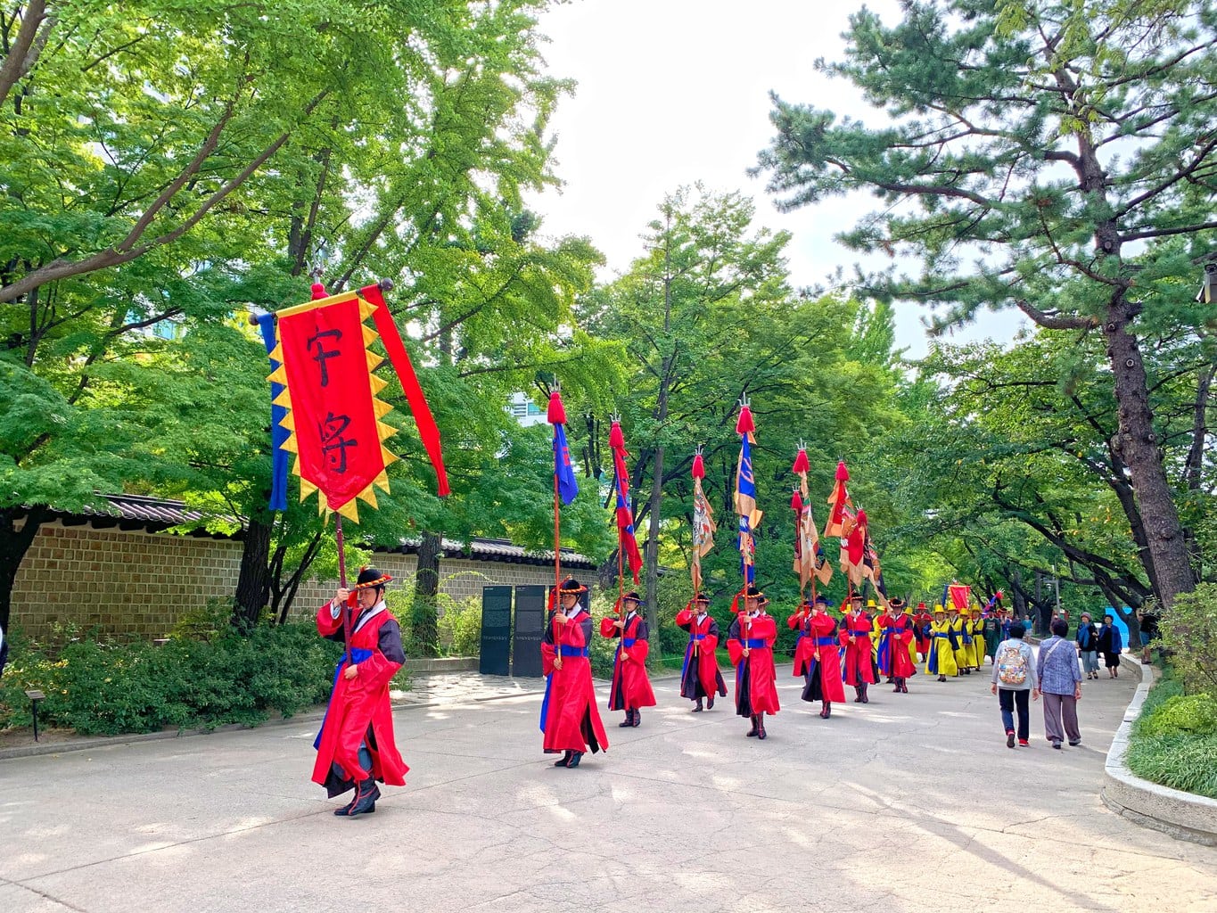 Changing of the guards at Deokhongjeon