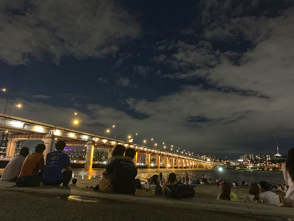 Lovers at night by the Han River