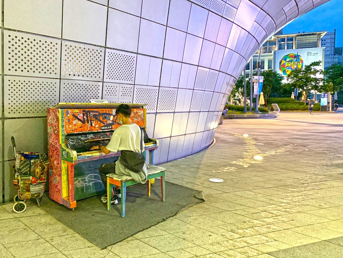 Pianos around DDP