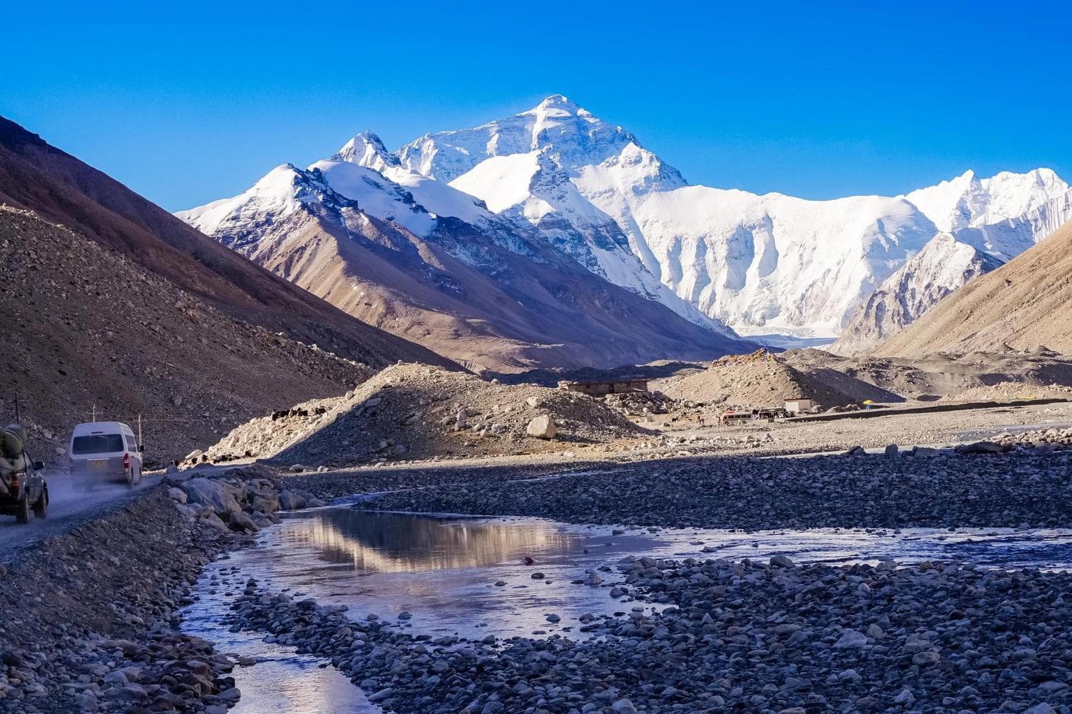 The road that covers the last 150m to Base Camp