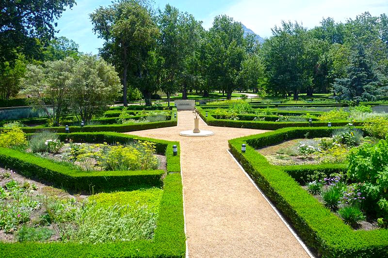 Vergelegen manicured lawns. Wikipedia ~ souTH AFRica ~ (CC BY 3.0)