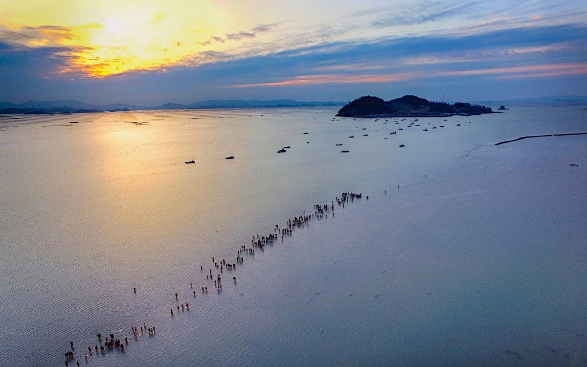 Walking the distance in the Jindo Sea Parting Festival