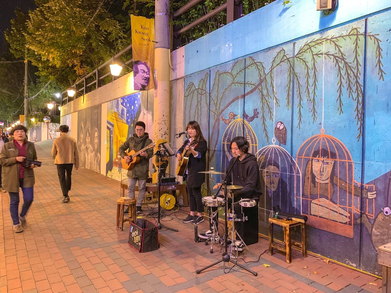 Buskers at Kim Kwang-seok Street