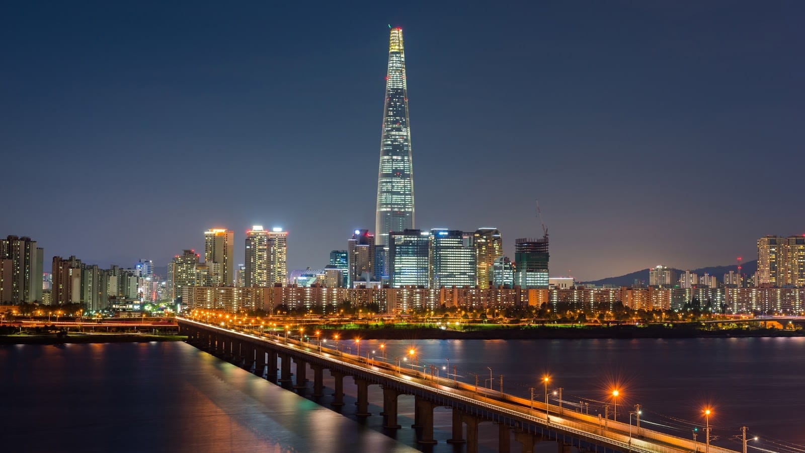 The Outer Circle (green) subway line goes over the Han River